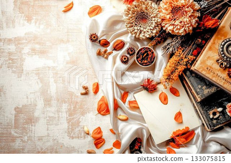 背景圖:秋季,赤陶色,古樸,舊外國書籍,乾燥花花束,落葉 背景圖:秋季,赤陶色,古樸,舊外國書籍,乾燥花花束,落葉 133075815