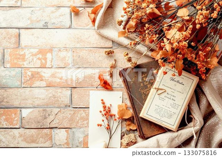 背景圖：秋季，赤陶色，古樸，舊外國書籍，乾燥花花束，落葉 133075816