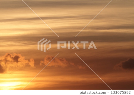 在夕陽下沾染的雲 133075892