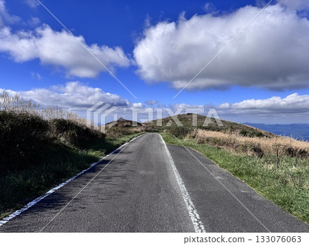 [Mount Kasatori] Clouds floating in the blue autumn sky and hiking trails 133076063