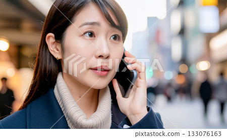 在城市打電話的女人 在城市打電話的女人 133076163