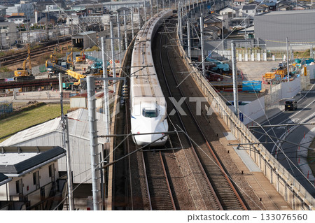 開往博多車站的首都號新幹線。初冬時節,從獅子館遊樂園眺望的景色。 1. 岡山縣岡山市東區。 開往博多車站的首都號新幹線。初冬時節,從獅子館遊樂園眺望的景色。 1. 岡山縣岡山市東區。 133076560