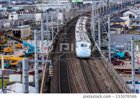 九州新幹線櫻花號開往新大阪站。從獅子館遊樂園3號眺望初冬景色。岡山縣岡山市東區。 133076566