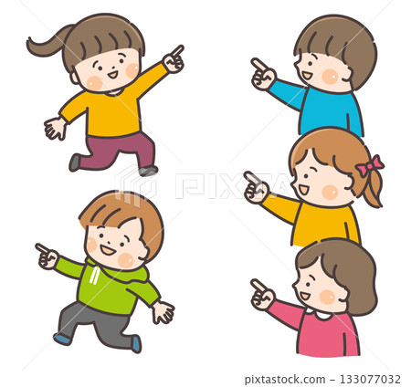 五個孩子笑著指著什麼 133077032