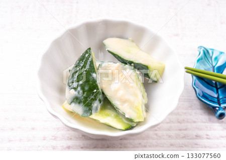 黃瓜配酸奶和味噌醬 133077560