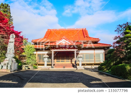 The quiet scenery of the main hall of Eizenji Temple and the Kannon statue 133077796