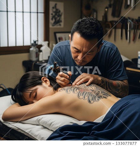 做好準備！一位女士正在紋身師那裡紋身。 133077877