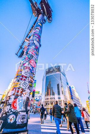 日本東京的城市景觀:入境遊客與貼紙的共存…沐浴在晨光中的十字路口,通勤者,外國人…犯罪預防…邁向新時代 日本東京的城市景觀:入境遊客與貼紙的共存…沐浴在晨光中的十字路口,通勤者,外國人…犯罪預防…邁向新時代 133078032