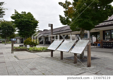 山梨縣：鳴澤路邊車站的商業設施及鳴澤旅遊資訊牌 133078119