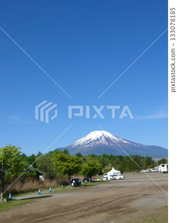 在陽光明媚的日子裡,富士山腳下的景色 在陽光明媚的日子裡,富士山腳下的景色 133078185