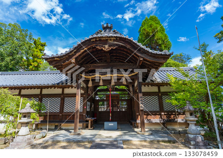 奈良縣斑鳩町：秋日藍天與斑鳩神社的神殿。 133078459