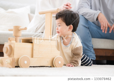 正在爬行的寶寶玩木製玩具 133078462