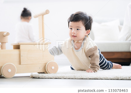 正在爬行的寶寶玩木製玩具 133078463