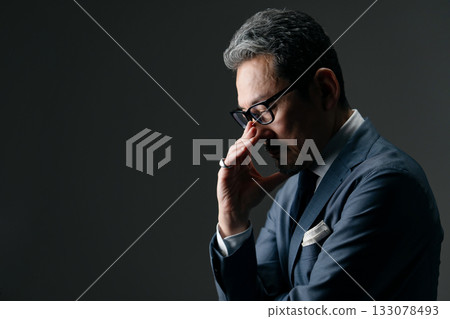 Businessman thinking sideways 133078493