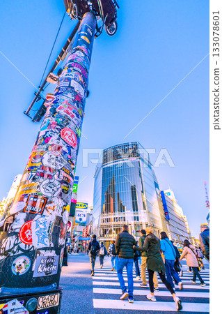 邁向日本東京城市景觀的新時代…入境遊客與貼紙的共存…晨曦灑滿的十字路口,通勤者、外國人…犯罪預防 邁向日本東京城市景觀的新時代…入境遊客與貼紙的共存…晨曦灑滿的十字路口,通勤者、外國人…犯罪預防 133078601