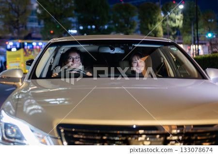 男人和女人騎在車裡 男人和女人騎在車裡 133078674
