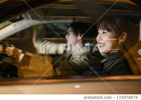 男人和女人騎在車裡 男人和女人騎在車裡 133078678