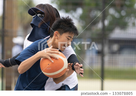 家長和孩子一起享受籃球樂趣 家長和孩子一起享受籃球樂趣 133078805