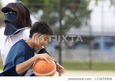 家長和孩子一起享受籃球樂趣 133078806