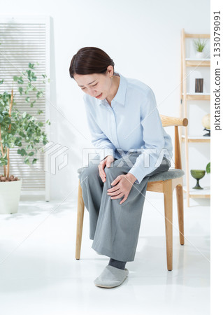 A kneeless woman A kneeless woman 133079091