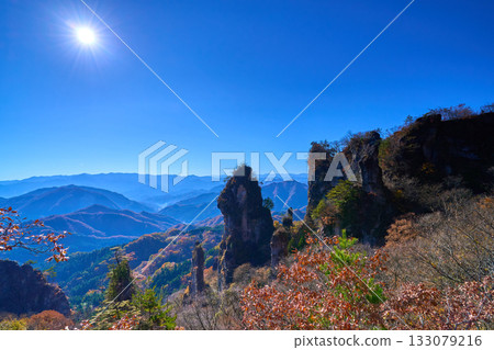 從群馬縣妙義公園第四座石門附近的觀景台上看到的南方秋景（白天景色） 133079216