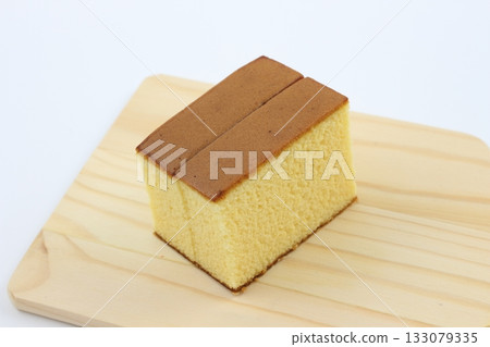 一款口感奢華濕潤的卡斯蒂拉蛋糕，在極簡主義的背景下格外引人注目。 133079335