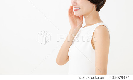 Middle female beauty beauty 133079425