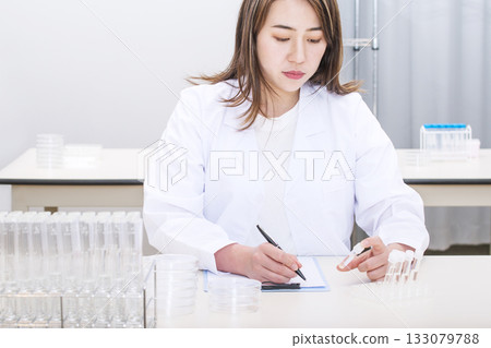 Researcher conducting research, Researcher conducting an experiment, Woman holding a test tube, Image material 133079788