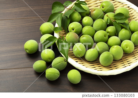 托盤裡擺放著青梅 133080103