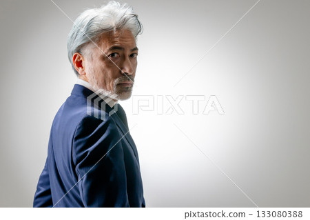 穿著西裝的男人 133080388