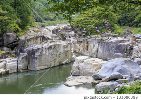 長野縣上松町根座之谷：一個被茂密森林和清澈溪流環繞的美麗岩石山谷 133080389