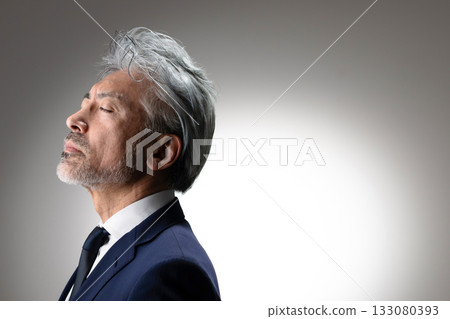 穿著西裝的男人 133080393