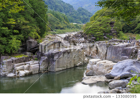 長野縣上松町根座之谷：一個被茂密森林和清澈溪流環繞的美麗岩石山谷 133080395