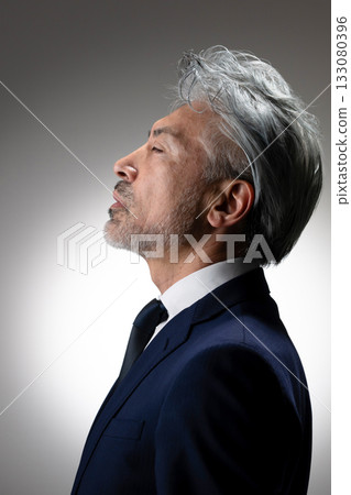 穿著西裝的男人 133080396