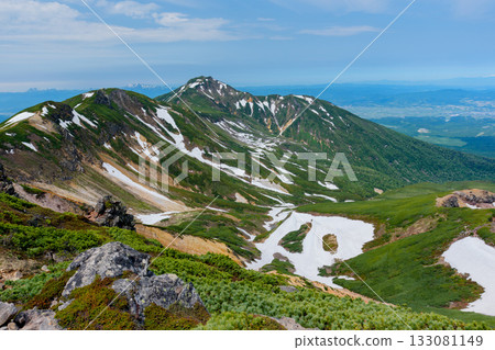 從上富良野山頂眺望白雪皚皚的富良野山 從上富良野山頂眺望白雪皚皚的富良野山 133081149