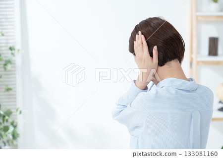 女子摀住耳朵，以免被噪音吵醒。 133081160