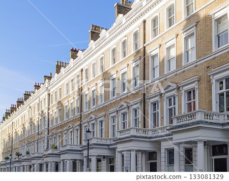 Elegant Victorian terraced townhouses in London with stucco columns and pastel facades 133081329