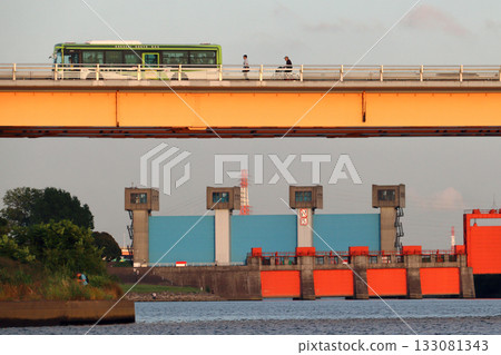 穿過新荒川大橋和岩淵水門的國際工業巴士(埼玉縣川口市) 穿過新荒川大橋和岩淵水門的國際工業巴士(埼玉縣川口市) 133081343