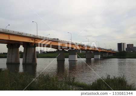 Arakawa River and Shin-Arakawa Bridge on a cloudy day (Kawaguchi City side, Saitama Prefecture) 133081344