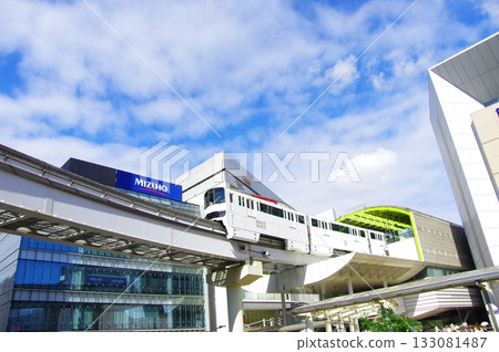 Tachikawa Station and Tama Toshi Monorail under the blue sky 133081487