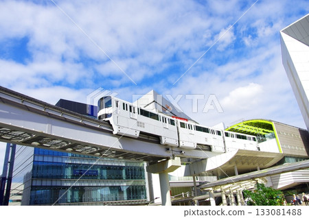 Tachikawa Station and Tama Toshi Monorail under the blue sky 133081488