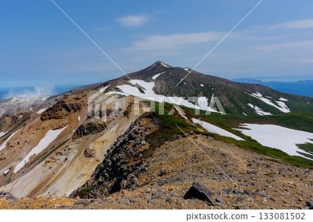 從北海道上幌龜德山眺望十勝岳橫穿步道和殘雪 從北海道上幌龜德山眺望十勝岳橫穿步道和殘雪 133081502