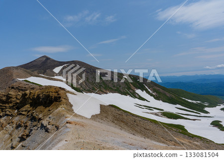 從北海道上幌龜德山眺望十勝岳橫穿步道和殘雪 133081504