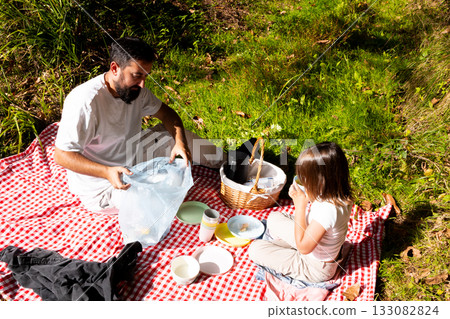 Caucasian father and daughter picnic on a sunny day 133082824
