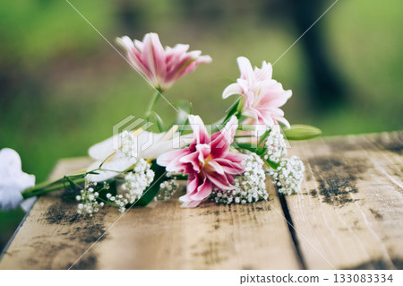 桌上的一束花——一件令人舒緩的室內裝飾品，能點亮你的日常生活。 133083334