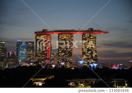 從新加坡濱海堤壩望去，濱海灣金沙酒店被新加坡國旗照亮，燈光璀璨。 133083936