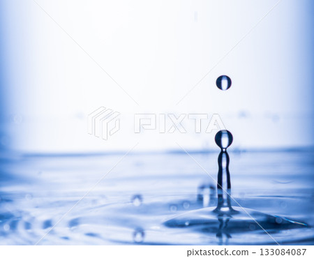 422.High-speed Splash. Dynamic water splash frozen 422.High-speed Splash. Dynamic water splash frozen 133084087