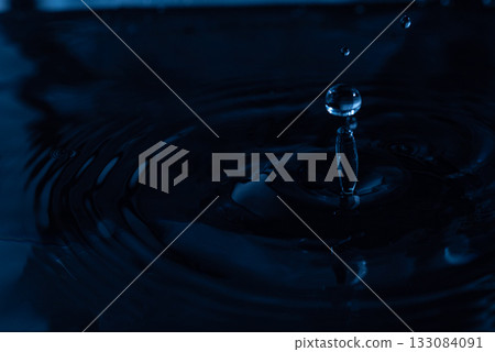 238.Vertical Column and Ripples from Droplet Rebound 133084091