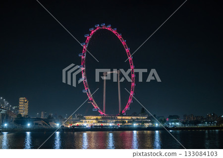 新加坡摩天觀景輪亮起了紅燈，新加坡 133084103