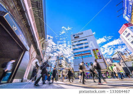日本東京城市景觀：通勤場景…新橋站，烏森口。後方是新橋西口街。讓我們邁向新時代 = 11月12日 133084467